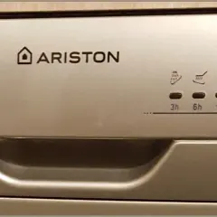 Panel sterowania zmywarki Hotpoint Ariston. Ikony programów i opóźnienia startu. Instrukcja obsługi po polsku pomoże Ci wybrać najlepszy cykl.