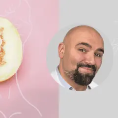 Jak zrobić pochwę? Rozcięty melon na różowym tle, obok portret mężczyzny.