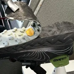 Rozklejony but z podeszwą Vibram. Pokazuje, jak skleić buty bez kleju, używając specjalnych technik.