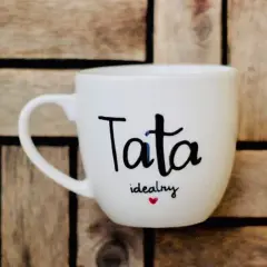 Biały kubek z napisem "Tata idealny" i serduszkiem. Świetny pomysł, jak zrobić prezent dla taty.
