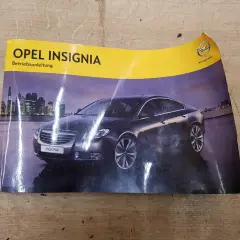 Okładka instrukcji obsługi Opel Insignia z widokiem na ciemny samochód na tle nocnego miasta.