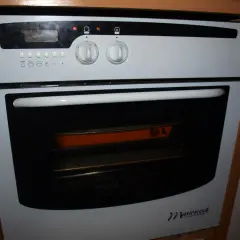 Piekarnik Mastercook z pomarańczową brytfanną w środku. Dowiedz się, jak zresetować piekarnik Mastercook, gdy coś pójdzie nie tak.