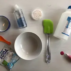 Potrzebne składniki, by zrobić slime: klej, soda, aktywator, brokat, miseczki i szpatułka. Instrukcja krok po kroku.