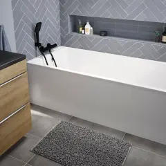 Nowa wanna akrylowa w nowoczesnej łazience. Dowiedz się, jak usunąć rysy z wanny akrylowej, by wyglądała jak nowa.