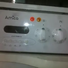 Panel sterowania piekarnika Amica Super Line z wyświetlaczem elektronicznym, pokrętłami temperatury i ikonami funkcji.