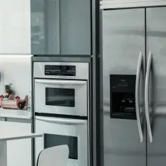 Nowoczesna kuchnia z lodówką Samsung. Instrukcja obsługi jest potrzebna do poznania wszystkich funkcji tego sprzętu.