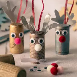 Urocze ozdoby świąteczne diy dla dzieci z korków. Renifery z koralików i filcu, gotowe do zawieszenia na choince.