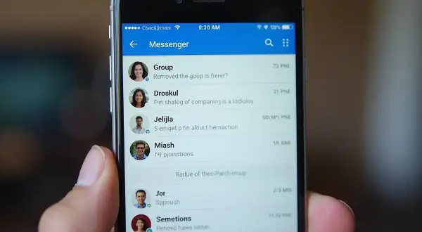 Ekran telefonu z listą rozmów w aplikacji Messenger. Jeśli chcesz dowiedzieć się, jak przywrócić ustawienia Messengera, ten obraz pokazuje interfejs aplikacji.