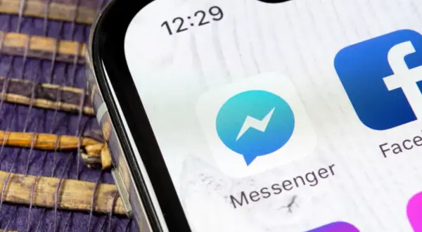 Ikona Messengera na ekranie telefonu. Dowiedz się, jak zaktualizować Messenger na telefonie, aby mieć najnowsze funkcje.