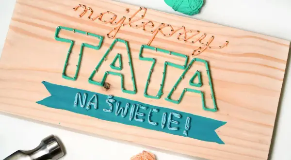 Jak zrobić własnoręcznie prezent na Dzień Ojca: tablica z napisem "Najlepszy TATA na świecie" wykonana techniką string art.
