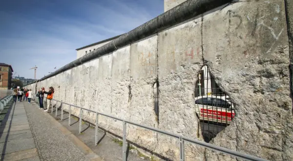 Kiedy powstał mur berliński i dlaczego? Odkryj jego tajemnice