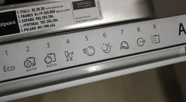 Panel sterowania zmywarki Hotpoint Ariston z ikonami programów i oznaczeniem klasy energetycznej A+.
