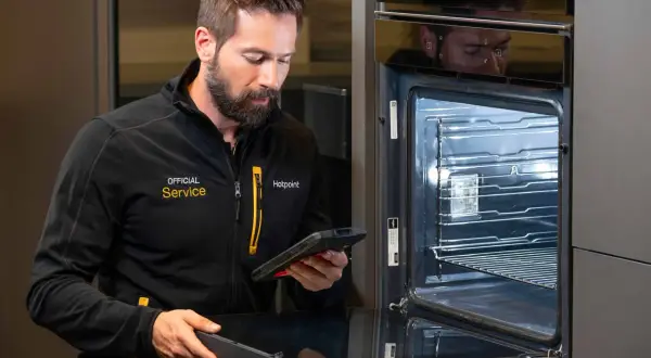 Serwisant z tabletem sprawdza instrukcję mastercook plus piekarnik.