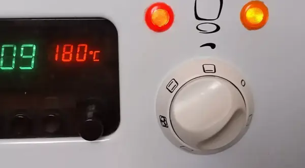 Panel sterowania piekarnika Mastercook Elegance: wyświetlacz 180°C, pokrętło funkcji i kontrolki. Instrukcja obsługi pomoże Ci go używać.