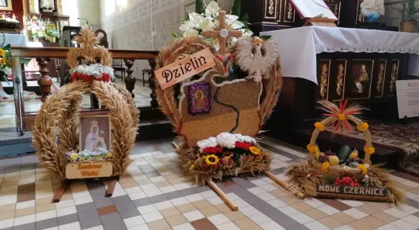 Ozdoby dożynkowe z kłosów i zbóż, pokazujące jak zrobić kwiaty do wieńca dożynkowego.