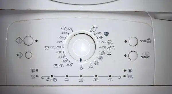 Panel sterowania pralki Whirlpool z ikonami programów i temperatur. Pomoc w obsłudze urządzenia.