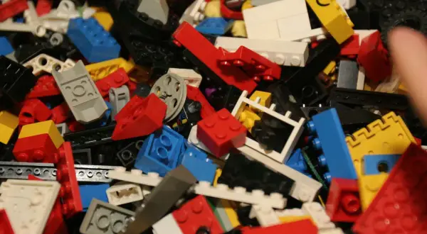 Kolorowe klocki Lego, gotowe do zabawy i kreatywnego budowania. Jak zbudować coś z Lego? Zacznij od tych elementów!