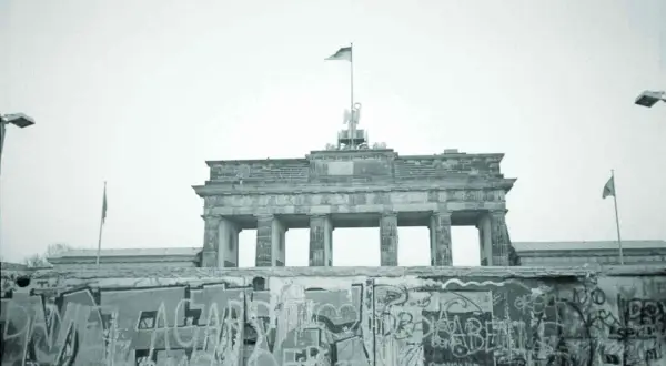 Brama Brandenburska nad murem berlińskim, symbolem podziału miasta od momentu, kiedy wybudowano mur berliński.