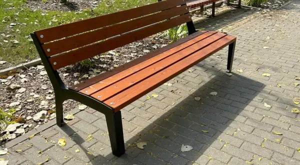 Drewniana ławka w ogrodzie, inspiracja, jak samemu zrobić ławkę do ogrodu.