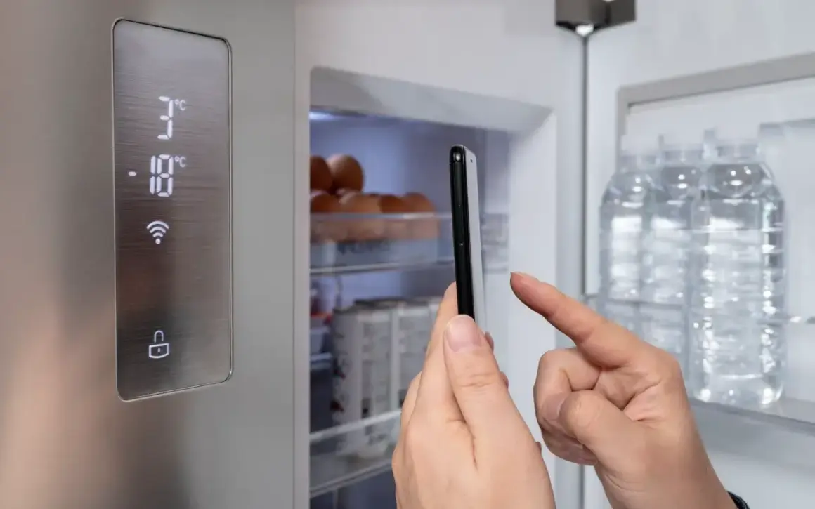 Użyj smartfona do sterowania lodówką Beko, sprawdzając temperaturę i ustawienia. Instrukcja pralki Beko może pomóc w konfiguracji.