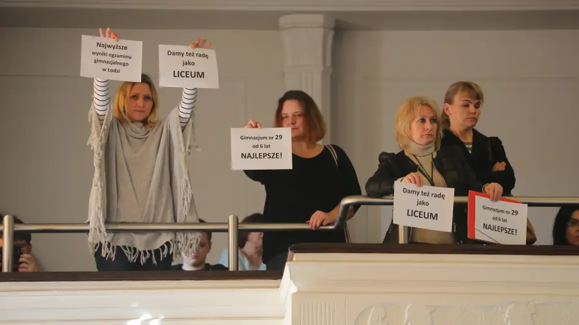 Kiedy weszło gimnazjum, nauczyciele z Gimnazjum nr 29 pokazują, że "Damy też radę jako LICEUM" i mają "NAJLEPSZE!" wyniki.