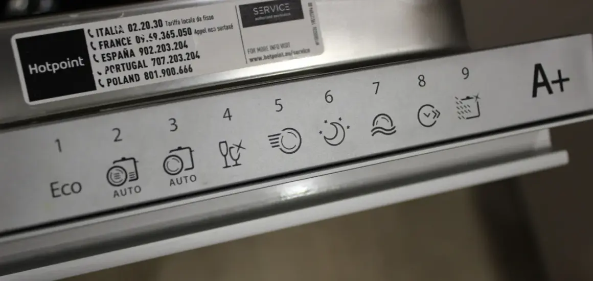 Panel sterowania zmywarki Hotpoint Ariston z ikonami programów i oznaczeniem klasy energetycznej A+.