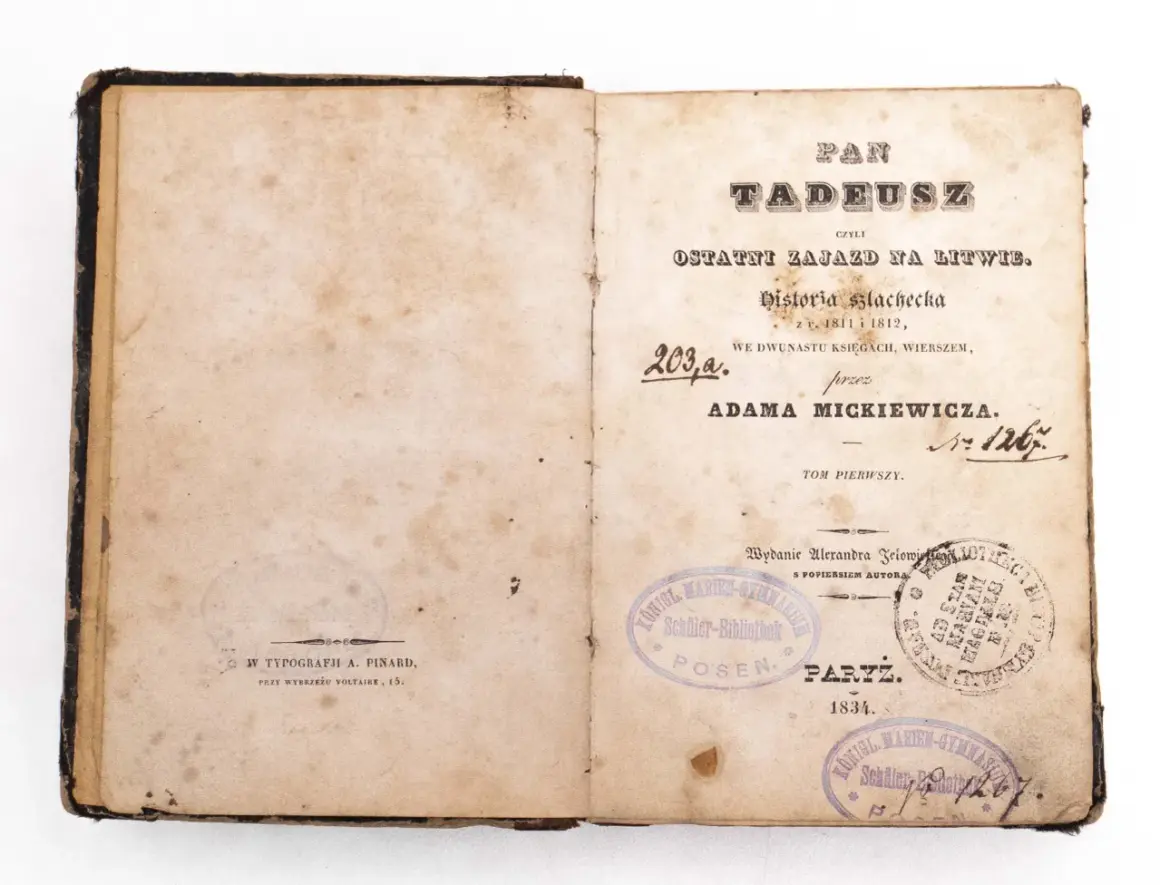 Strona tytułowa "Pana Tadeusza" Adama Mickiewicza, wydanego w 1834 roku w Poznaniu. To właśnie tam, gdzie został napisany Pan Tadeusz, dzieło to ujrzało światło dzienne.
