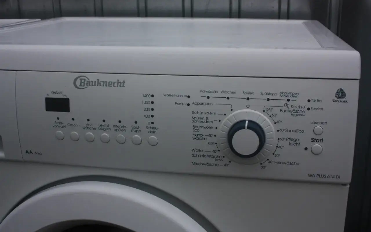 Panel sterowania pralki Bauknecht z programami po polsku: Start, Clean+, Vorwäsche, Waschen, Spülen, Spülstopp, Abpumpen, Schleudern, Spülen & Schleudern, Baummwolle-Eco, Handwäsche, Wolle, Mischwäsche, Koch-/Buntwäsche, Hygiene+, Tür frei, Service, Lö...