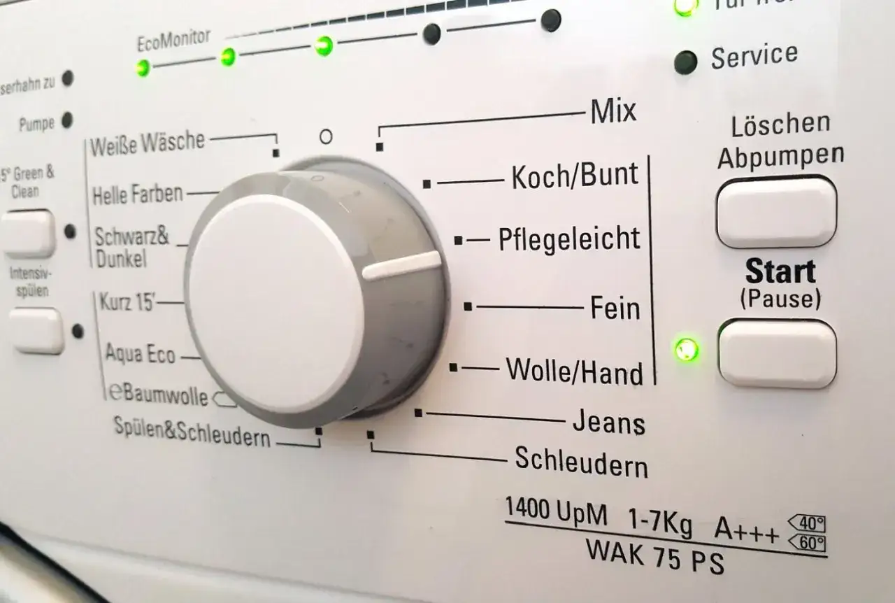 Panel sterowania pralki Beko z pokrętłem wyboru programu (np. Mix, Koch/Bunt, Pflegeleicht) i przyciskiem Start.