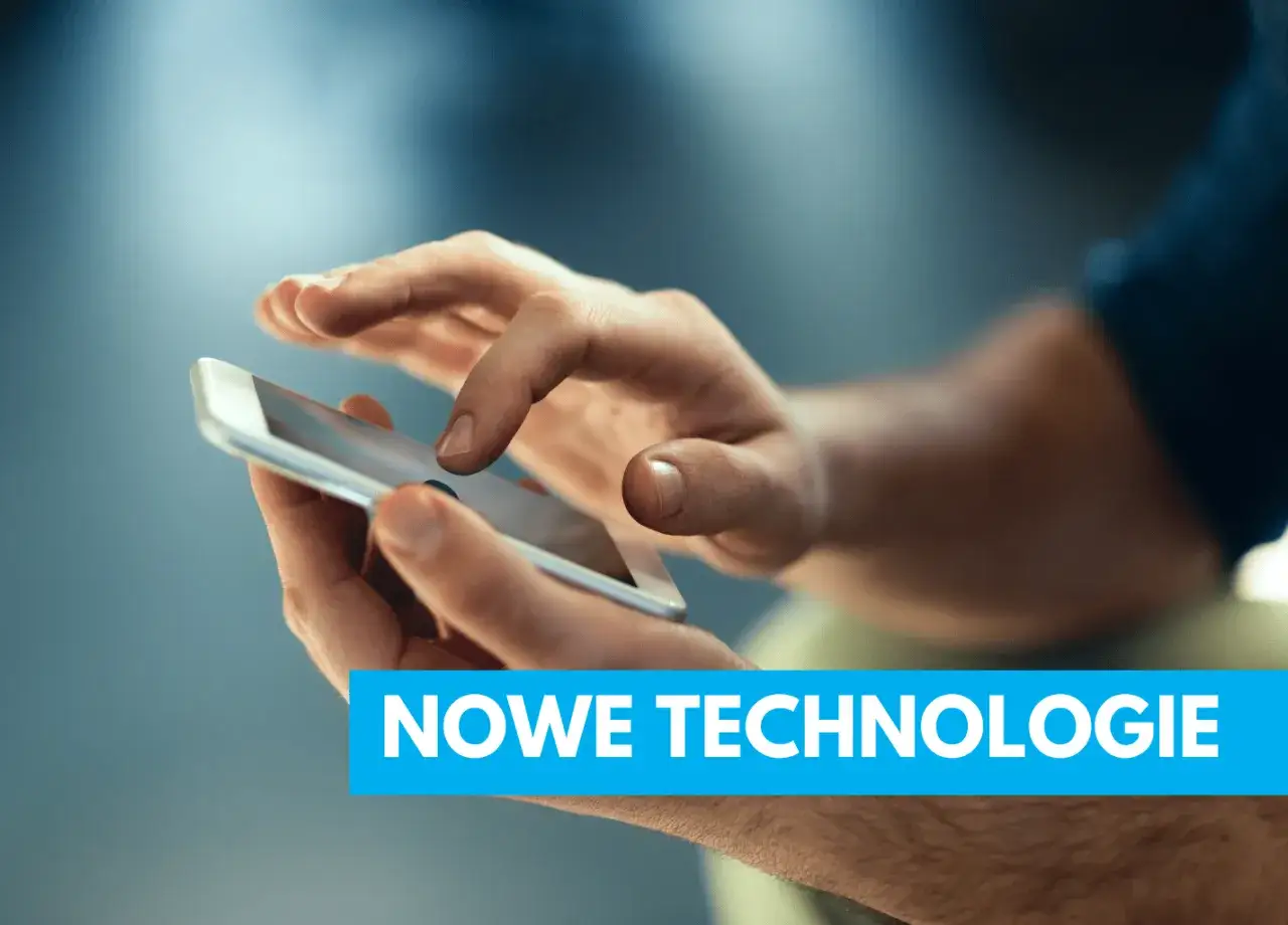 Dłonie trzymające smartfon, jakby czytały instrukcję obsługi telefonu. Napis