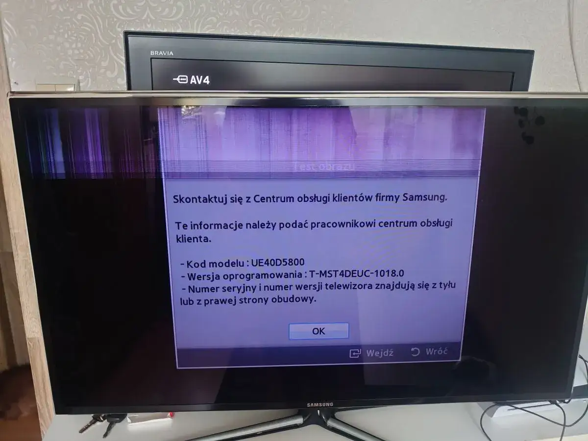 Uszkodzona matryca w TV Samsung UE40D5800. Komunikat o błędzie sugeruje kontakt z serwisem, a nie samodzielną próbę jak naprawić matrycę w TV.