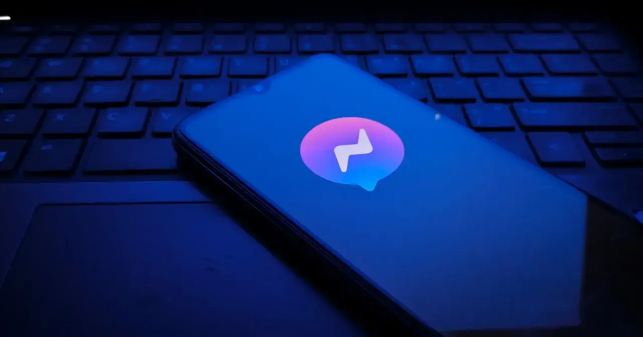 Telefon z ikoną Messengera na klawiaturze. Chcesz wiedzieć, jak odświeżyć Messengera?