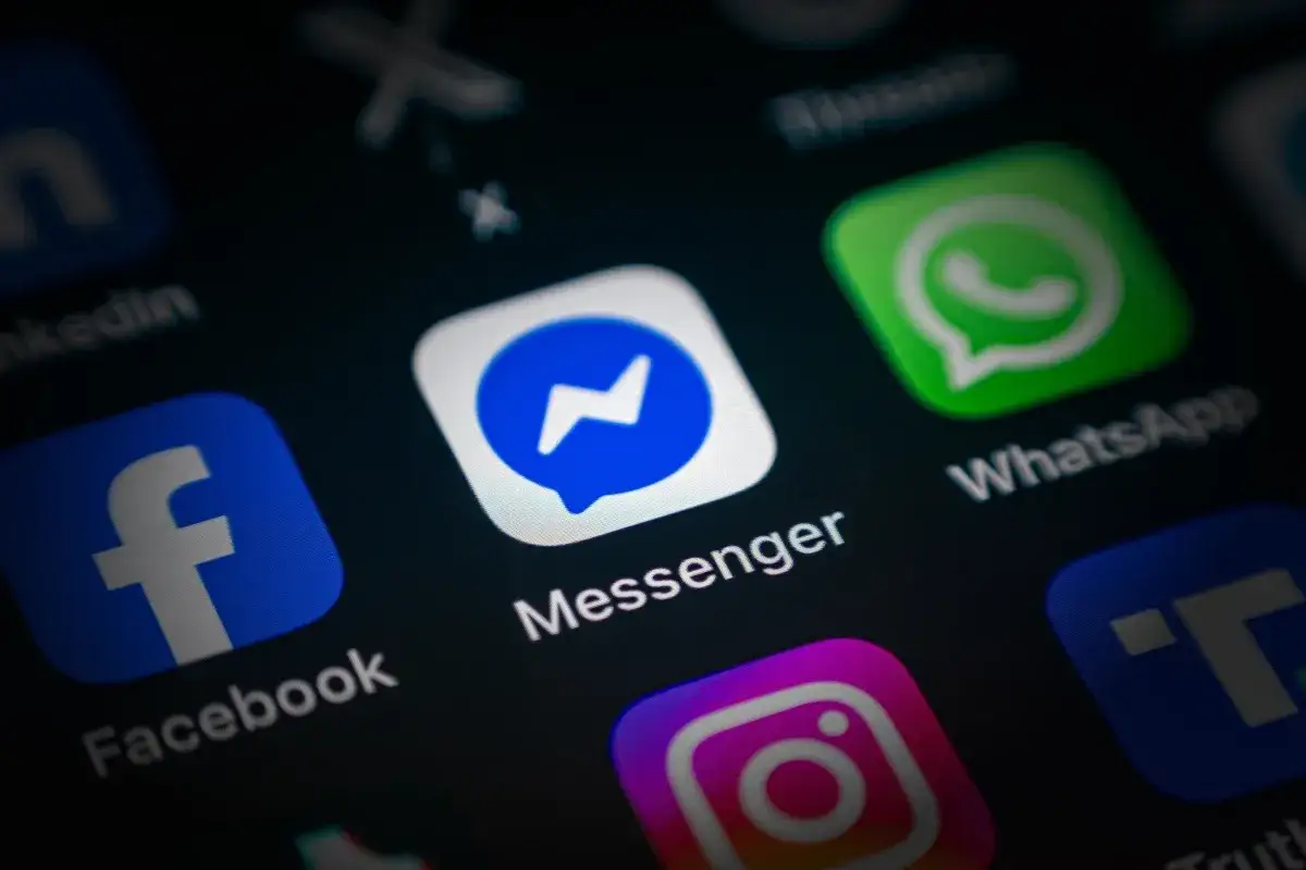 Ikony aplikacji na ekranie telefonu: Facebook, Messenger (jak odświeżyć messengera), WhatsApp, Instagram.