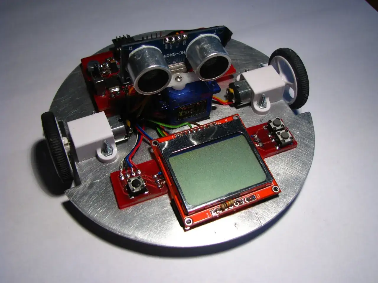 Jak zrobić robota? Oto prototyp z kółkami, czujnikiem ultradźwiękowym, serwomechanizmem i wyświetlaczem LCD.